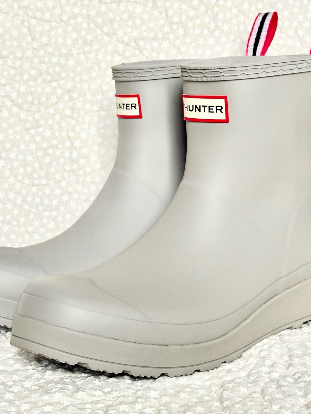 Hunter Women’s Short Rain Boots — Light Gray with Red Trim